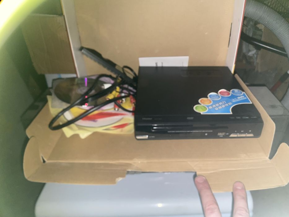 Продам DVD плэер  рабочий и диски в комплекте отдам