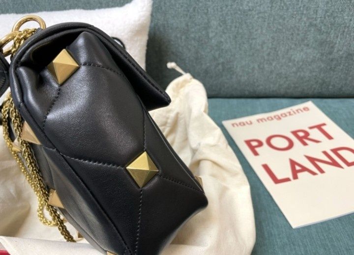 Geanta damă accesorii metalice aurii, saculet, etichetă