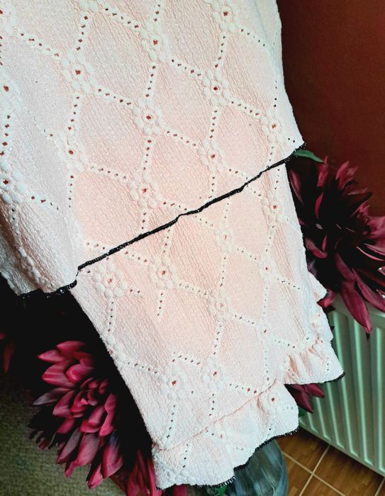 Pijama roz cu volane model maieu si pantaloni pijama damă