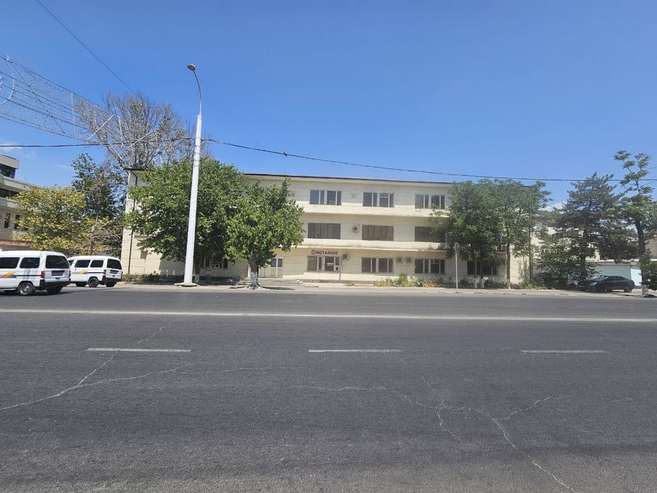 Продаётся часть офисного здания на 2 этаже с основным входом на 1 этаж