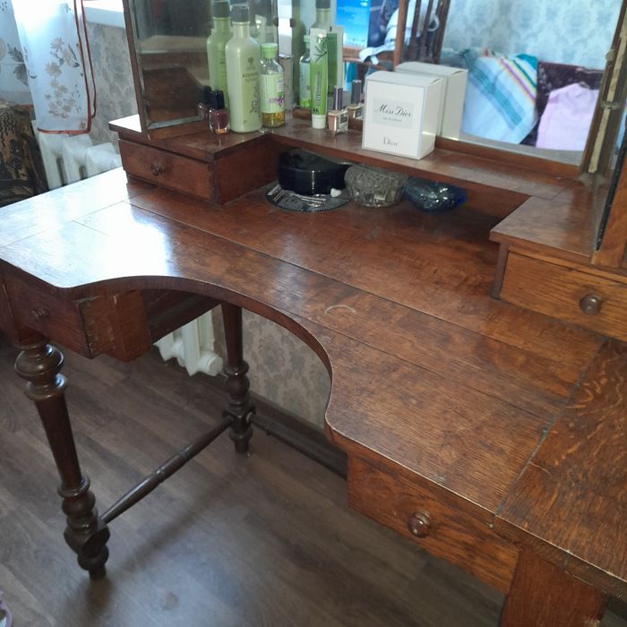 Антикварное трюмо в хорошем состоянии