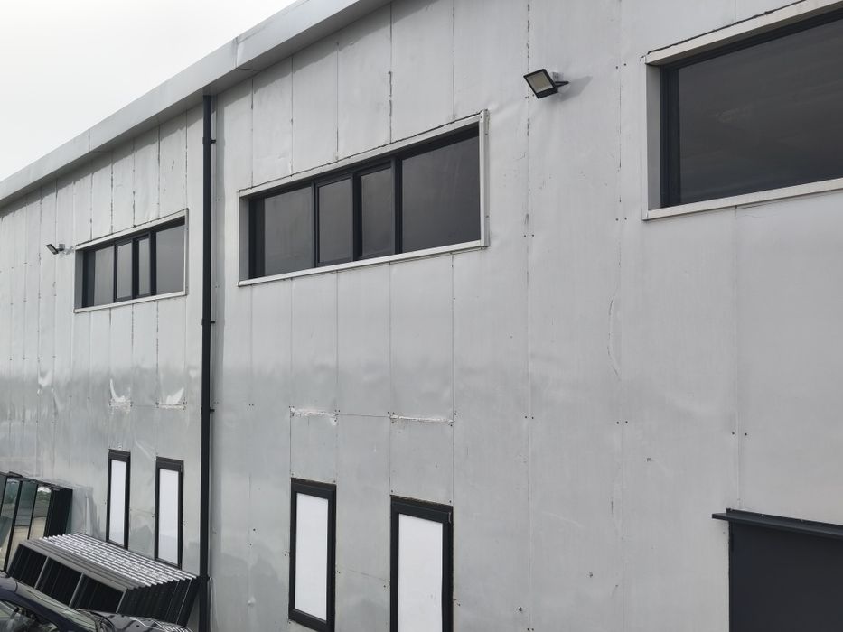 Ferestre aluminiu pentru hala gri antracit