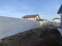 Gard din placi si stalpi beton
