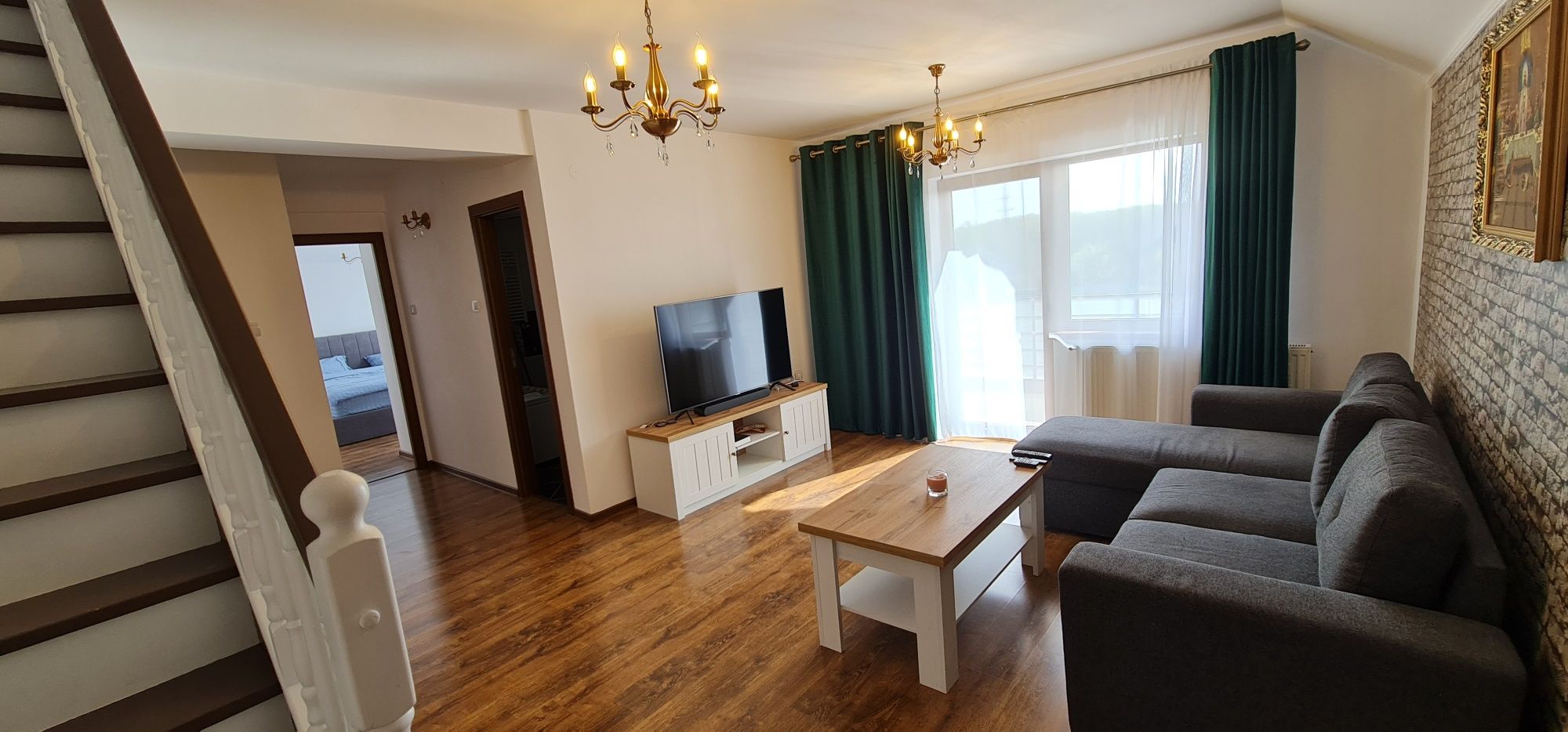 Apartament 5 camere + loc parcare (lângă scara) gradina cu magnolii.