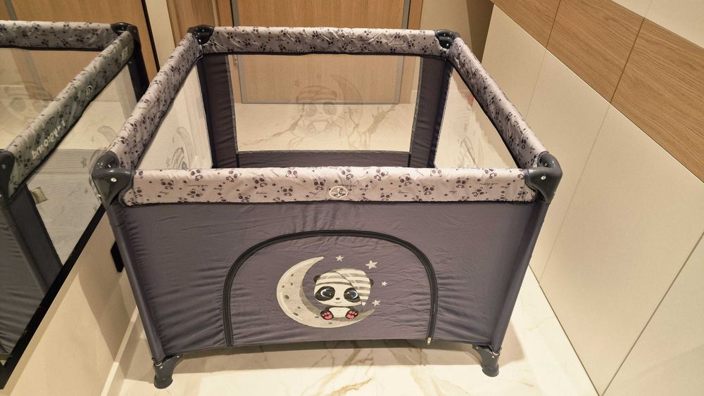 Детска кошара с матраче, подходяща за спане и игра