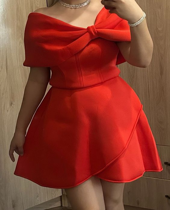 Қызыл көйлек бантикпен новый 1 рет киілген таза ешқандай дақ жоө