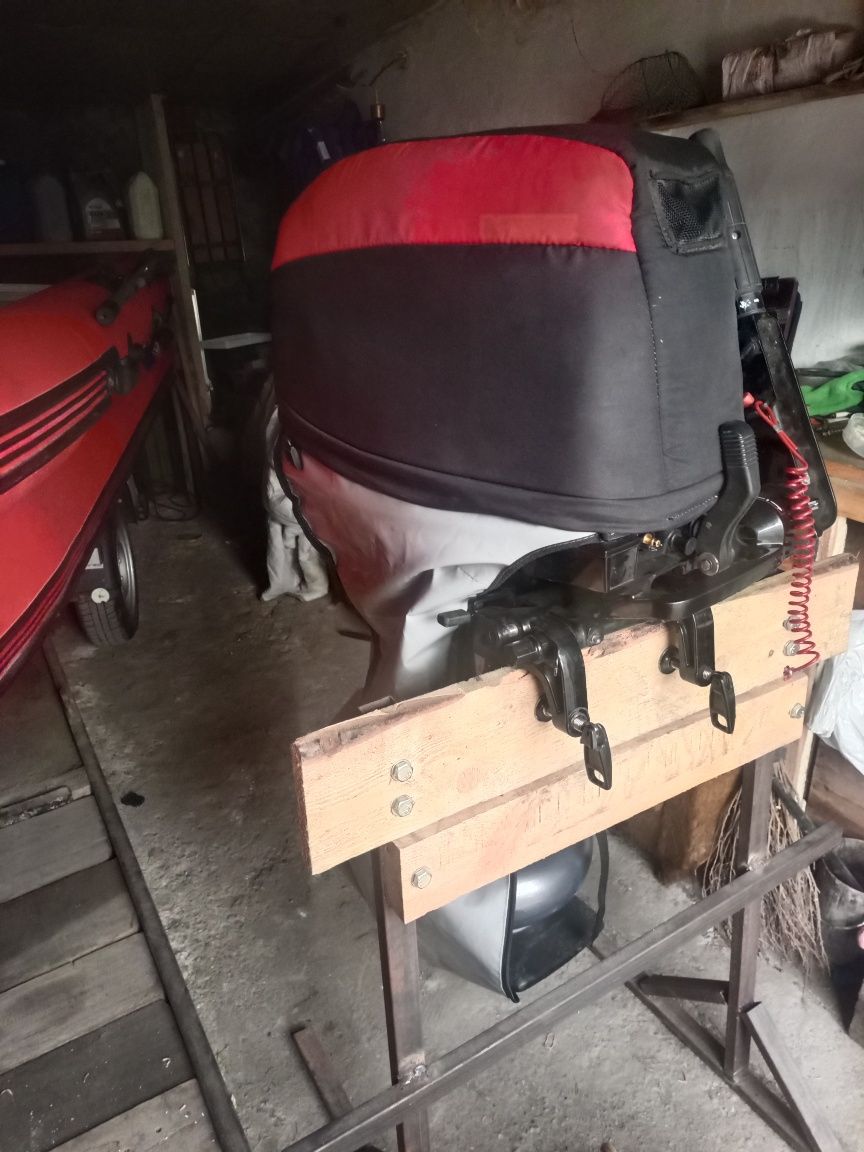 Продам лодку с двигателем