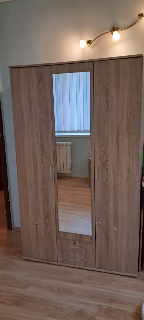 Трикрилен гардероб