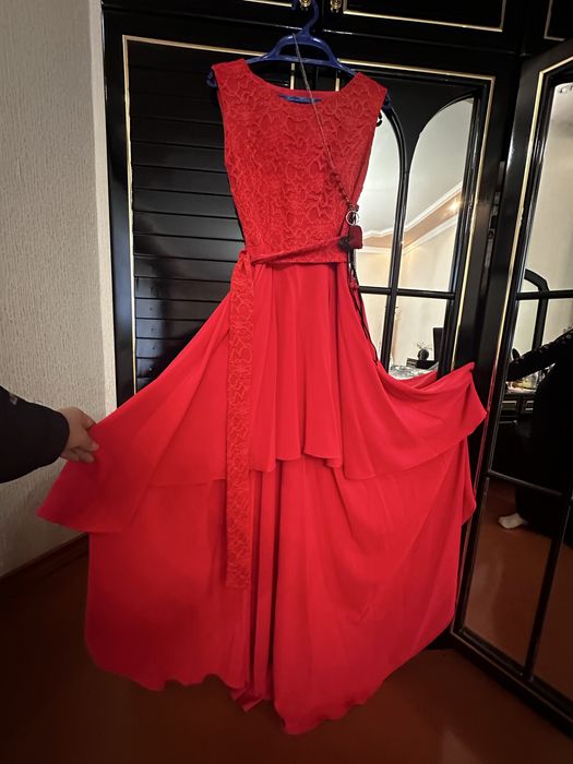 Платье нарядное со шлейфом. Турция