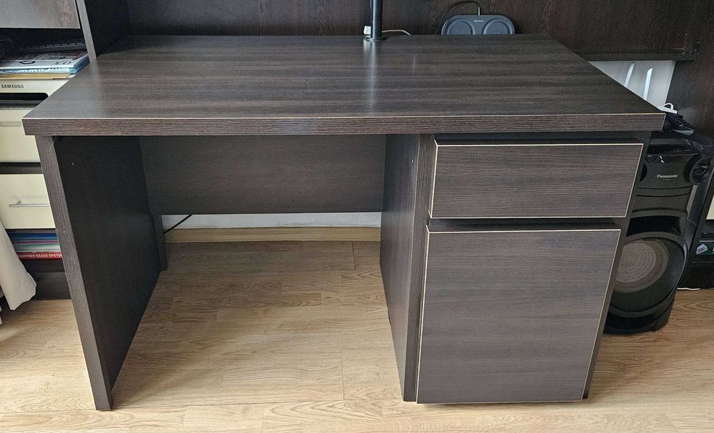 Практично бюро в цвят венге