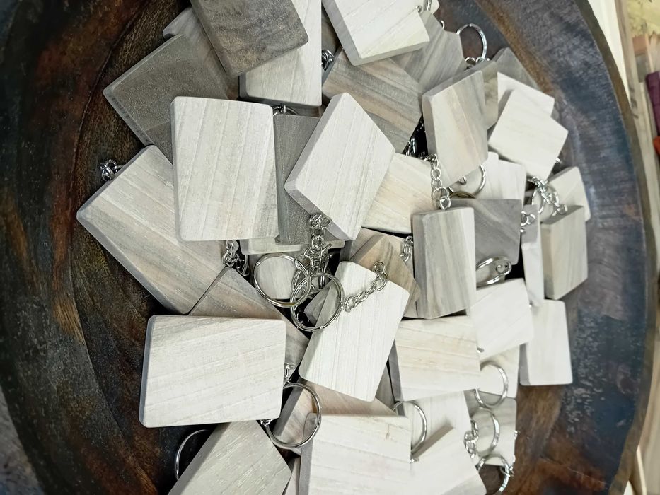 Дървен ключодържател с шевици и орнаменти