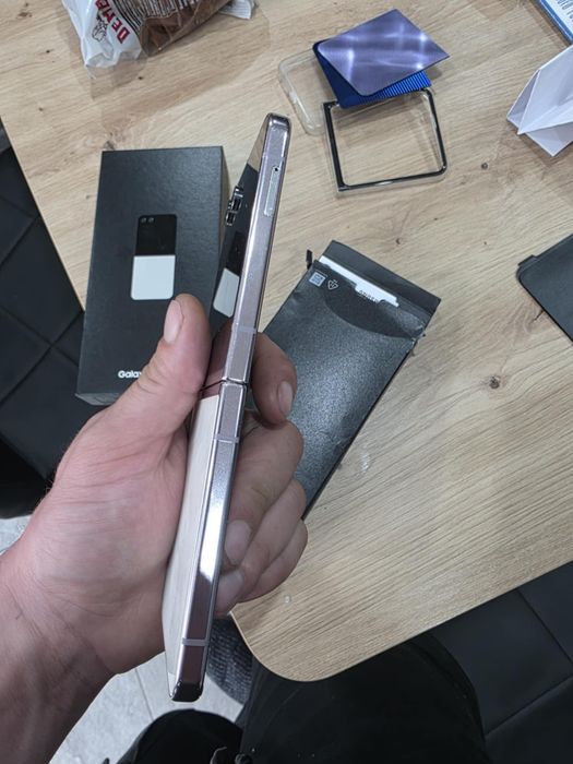 Samaung Galaxy Z Flip 5