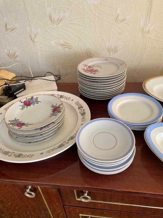 тарелки , блюдца ,  вазы-фруктовницы