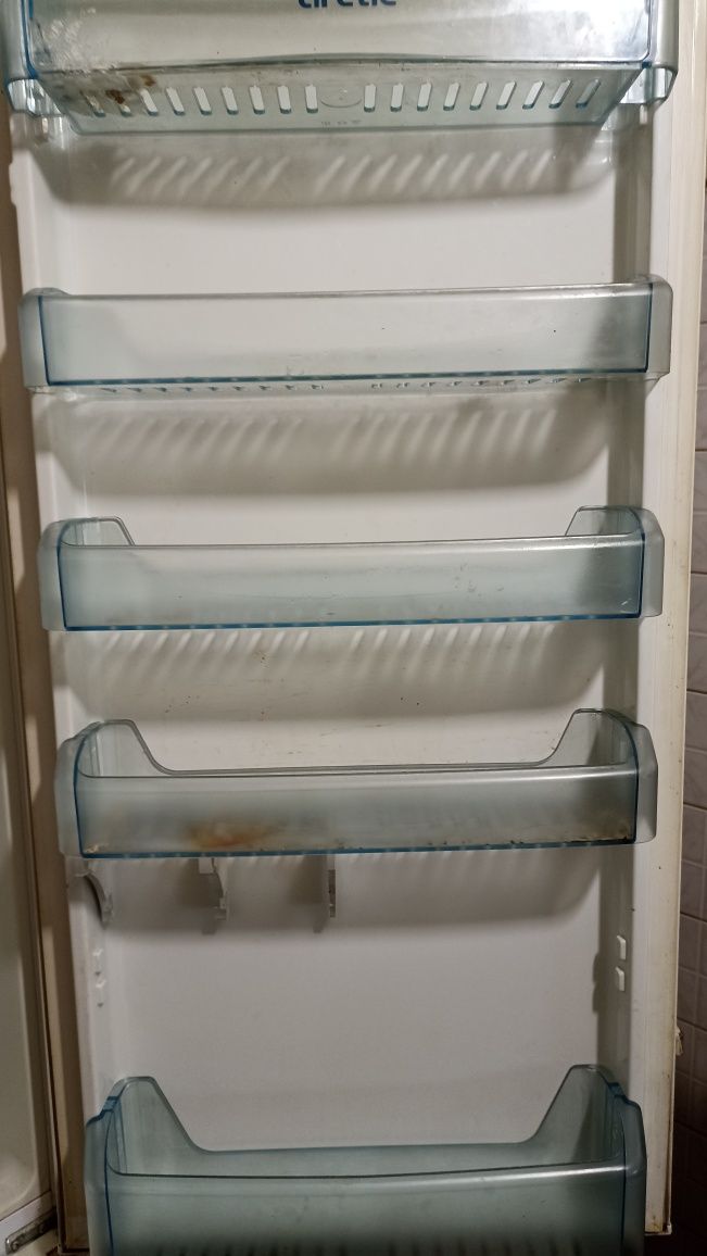 Frigider cu congelator Arctic