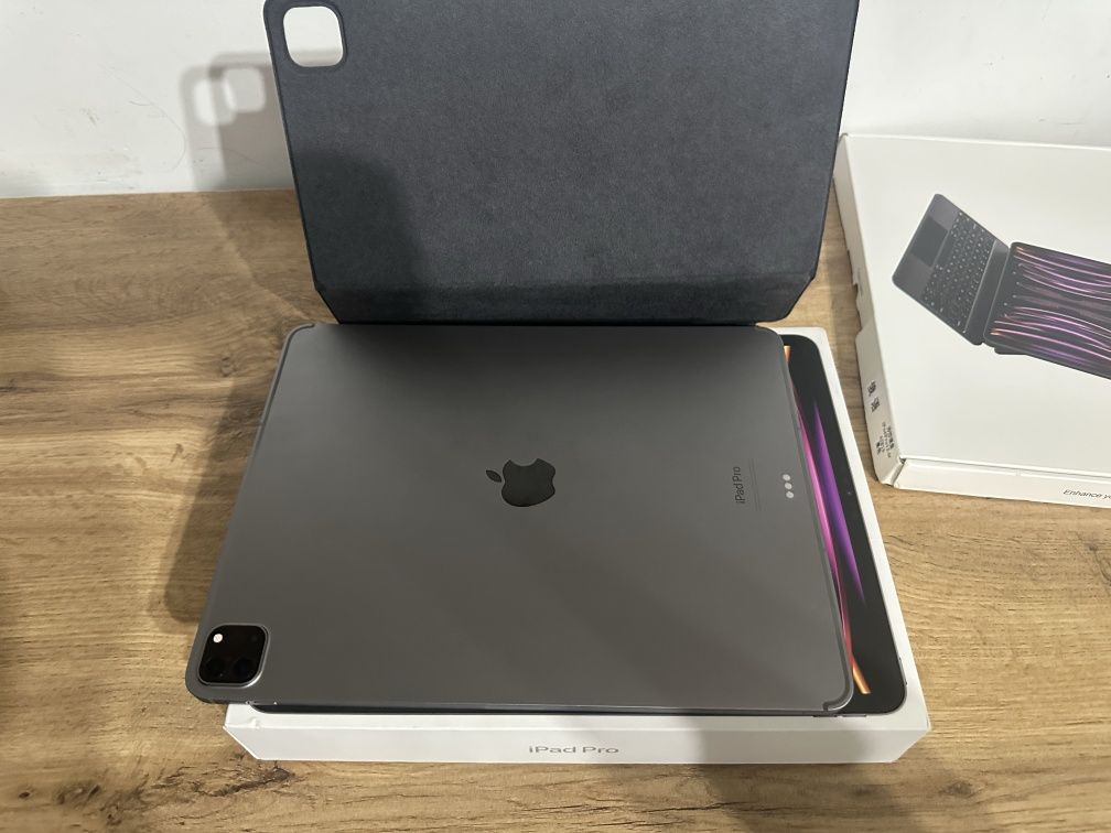 iPad Pro 12.9-inch [6th Generation) Wi-Fi
+ Cellular 128GB