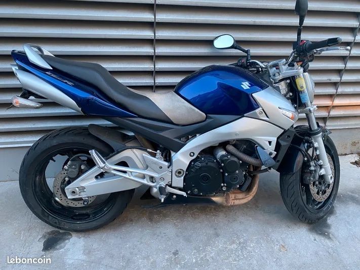 Suzuki GSR 600.         .