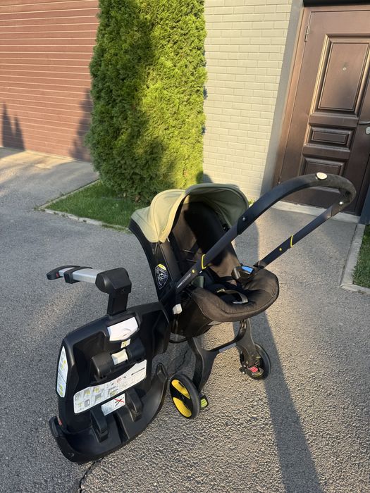 Автокресло-коляска Doona и база Isofix