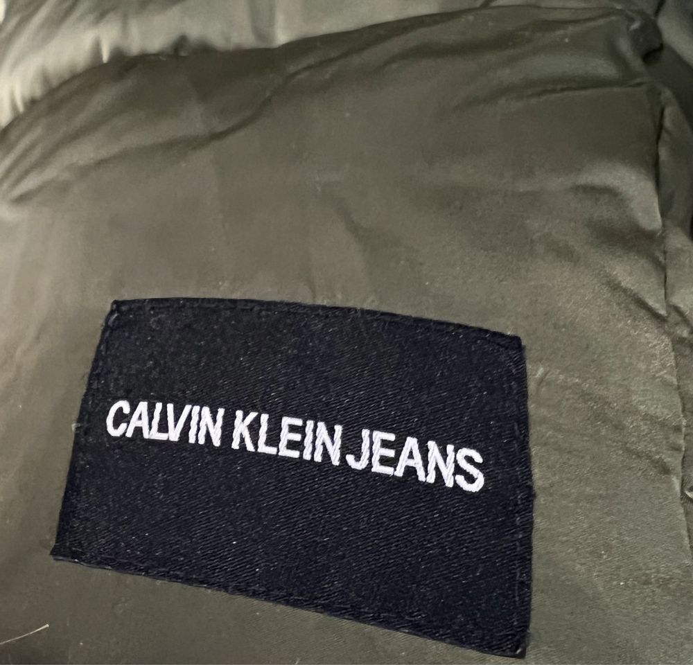 Продам пуховик от Calvin Klein в хорошем состоянии.