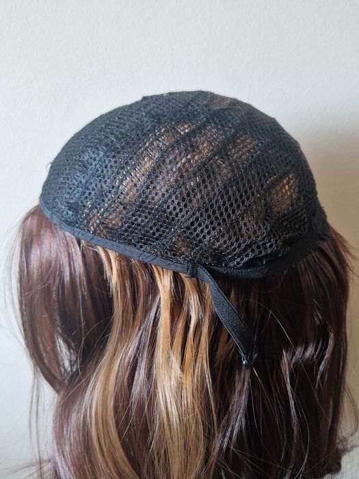 Кестенява перука с руси кичури на път