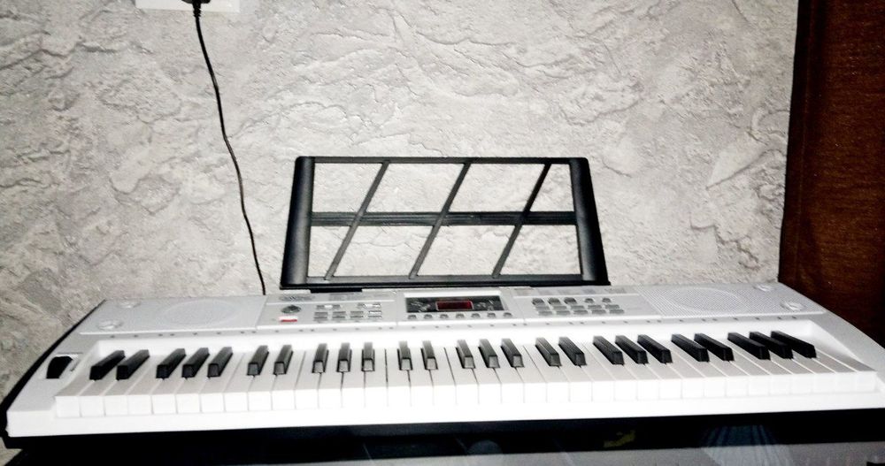 Продам белый синтезатор