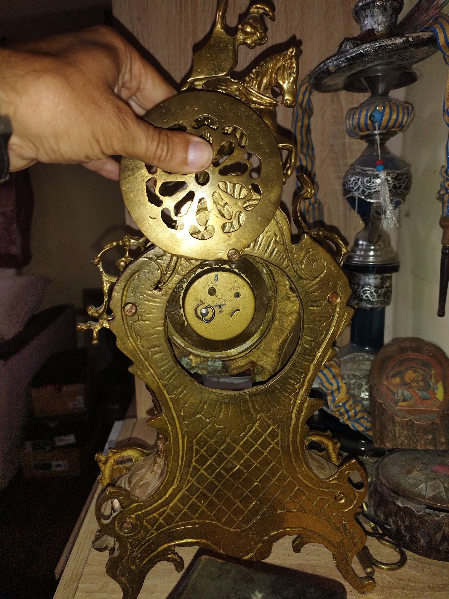 Стар бронзов часовник.