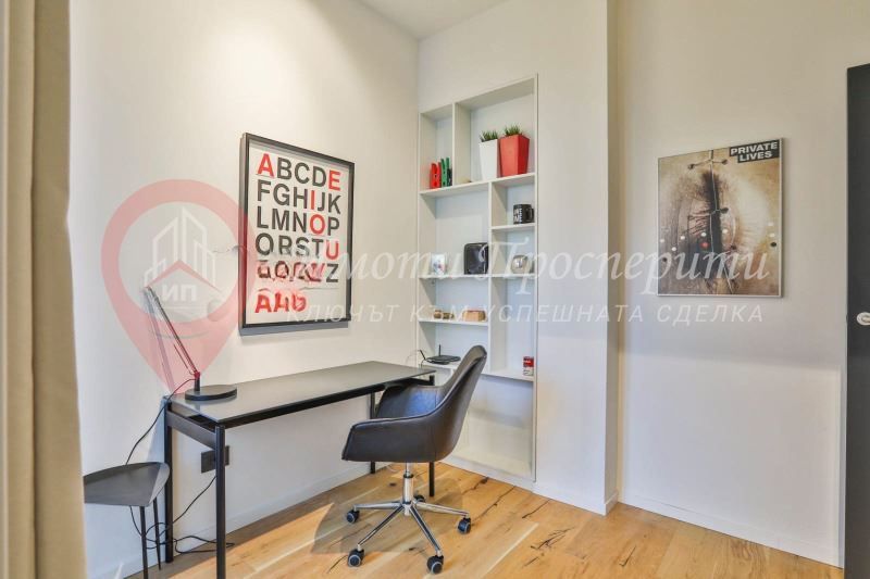 Дава се под наем Тристаен апартамент в София, Център - 70 кв.м за 1140 € - Снимка #2