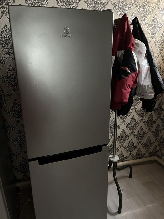 Холодилник почти новый