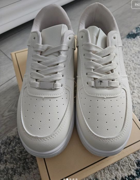 Adidasi noi ,culoarea untului