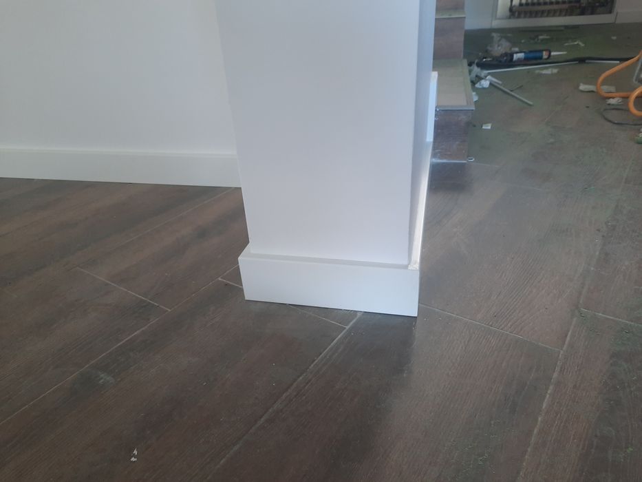 Montaj parchet laminat și plintă.