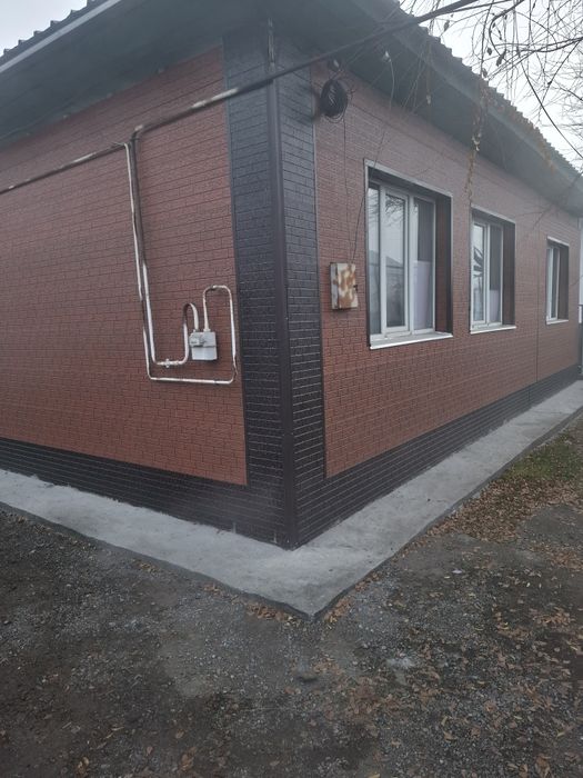 Продам дом в центре посёлка.