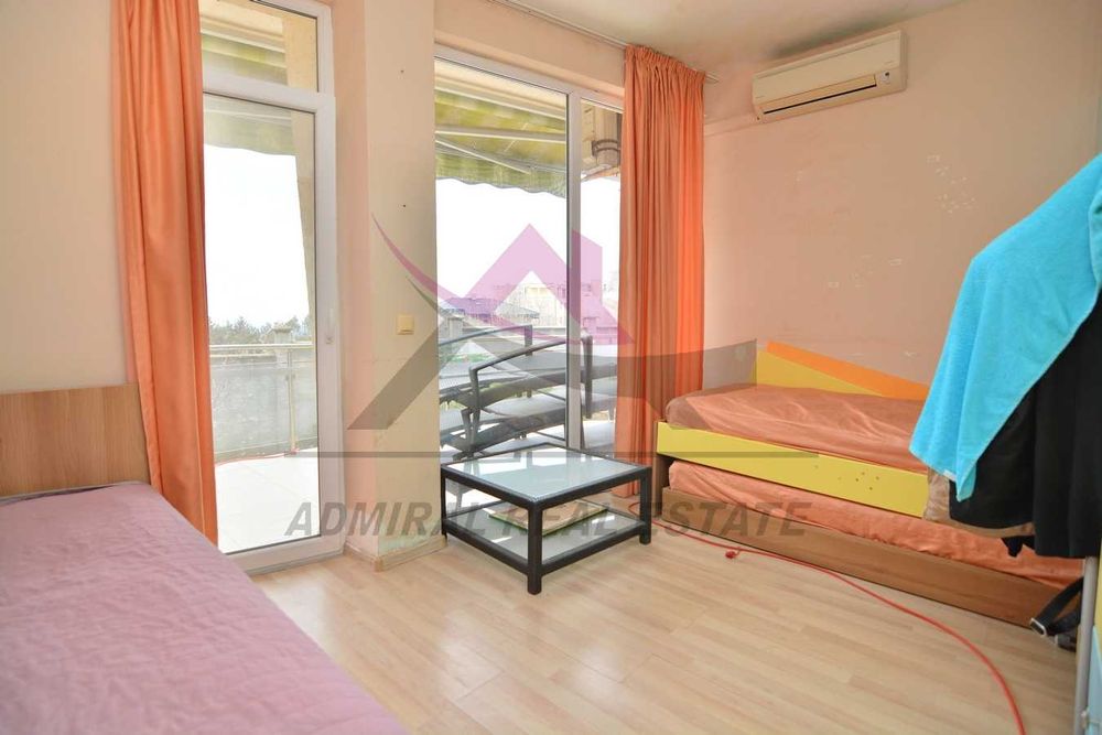 Атрактивен-многостаен-Ален Мак