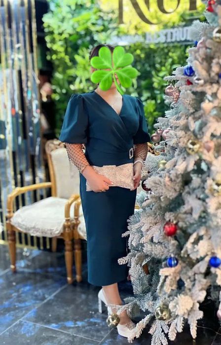 Женская одежда.  Чёрный пиджак, черные и зелёные платье