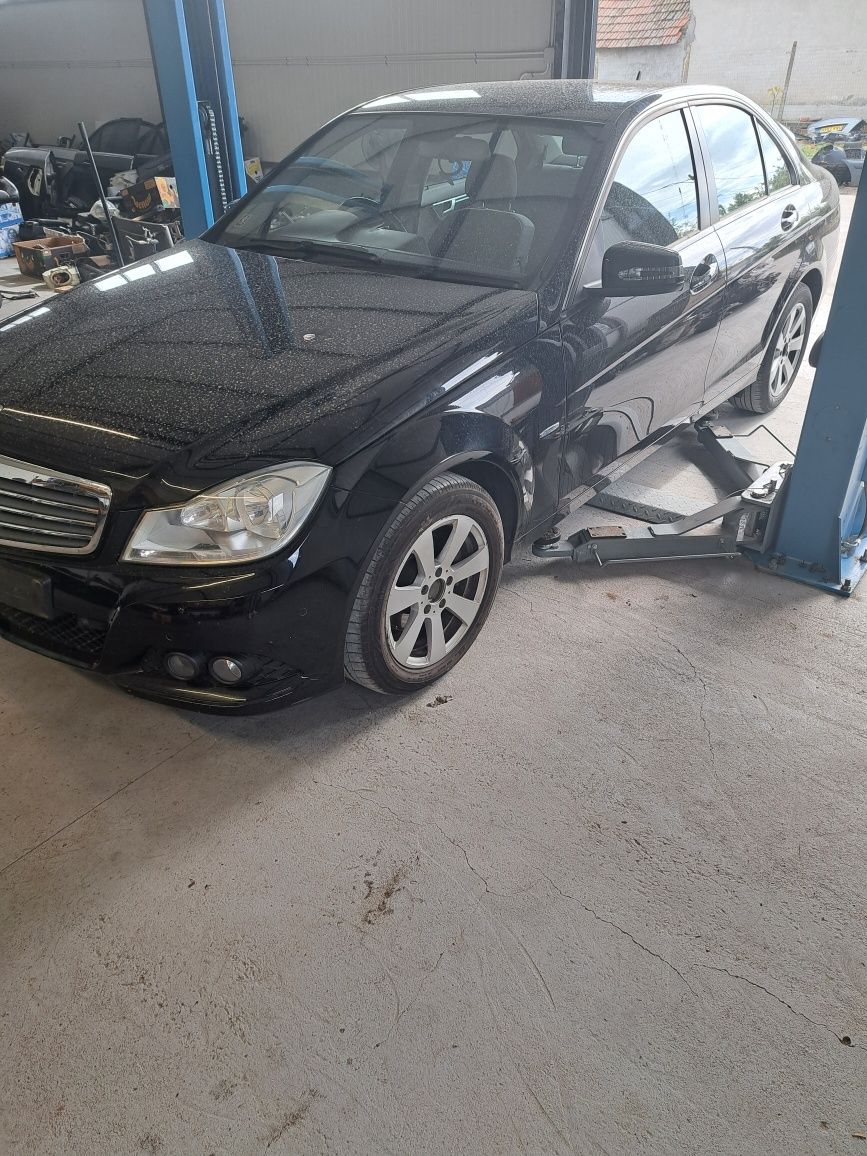 Dezmembrez mercedes w204,bara,capota,trager,aripa,far,armatura,parbriz