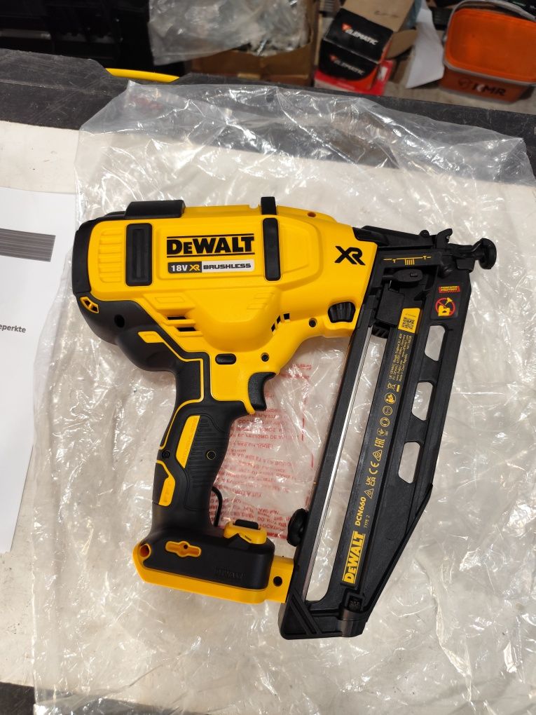 Безчетков акумулаторен такер пистолет Девалт DeWALT DCN660 с гаранция