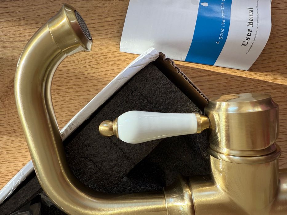 Смесител в цвят “Старо злато”