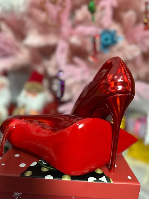 Pantofi dama Louboutin pe stoc