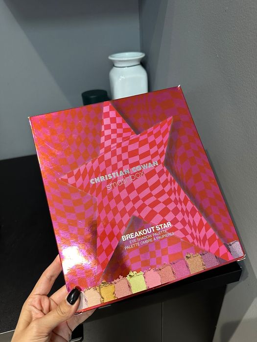 Тени. Палатка теней для век 12 оттенков. Christian Cowan 
Не содержащ