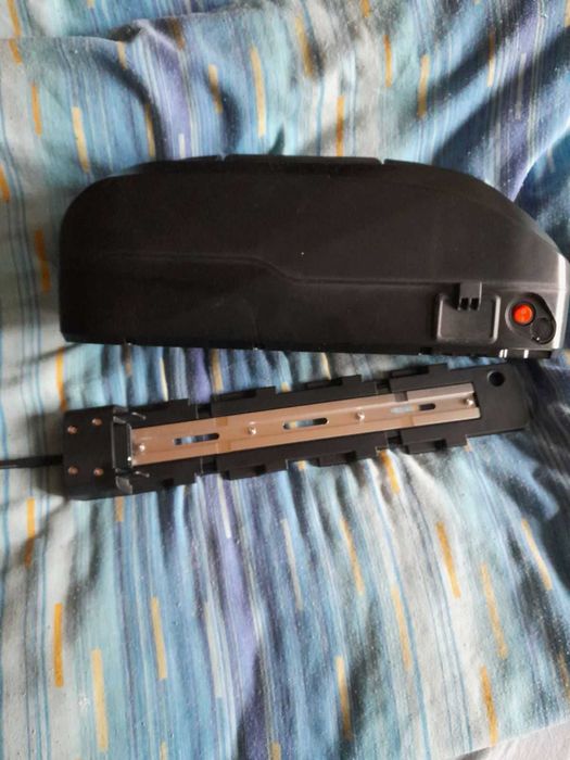 нова батерия 48v 20 ah комплект със стойка и зарядно 4 ампера