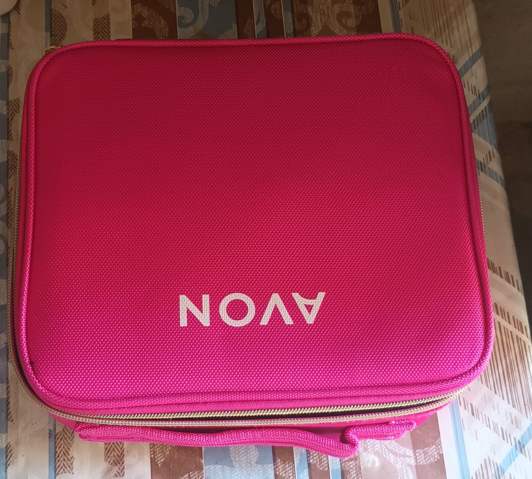 Geanta cosmetice Avon
