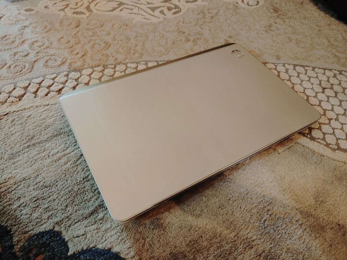 Ноутбук HP Envy m6-1211er, (зарядка хватает на 4 5 часов.)