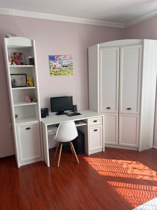 Школьный уголок .Шкаф, парта, пенал