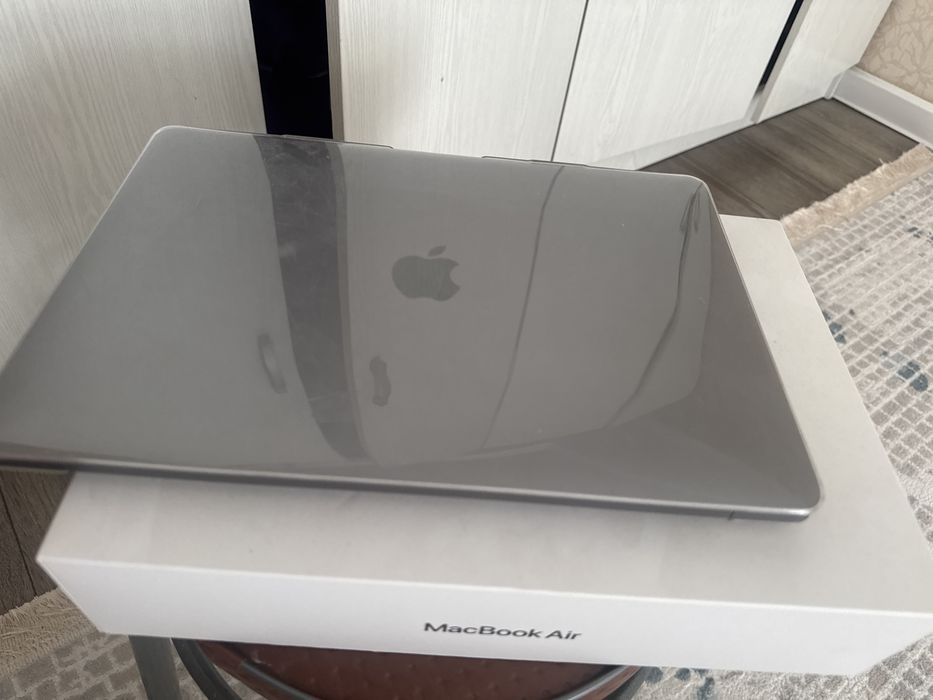 Ноутбук Apple макбук почти не пользовалась