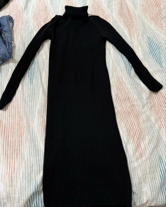 Дълга черна рокля.