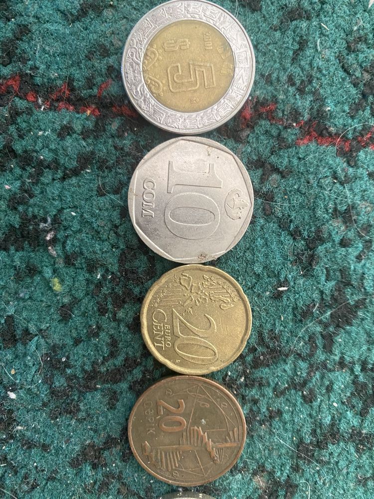 разные монеты и бумажные деньги
