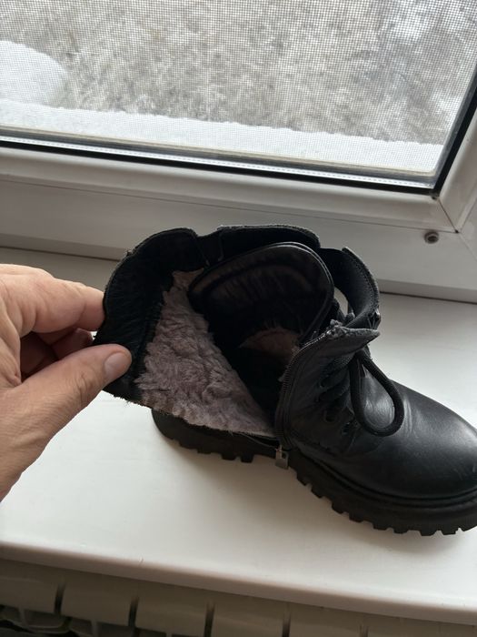 Продам зимнюю почти новую зимнюю обувь
