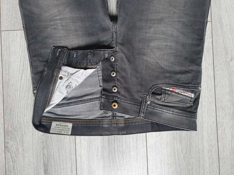 Blugi DIESEL "Tepphar" Slim-Carrot - Marime W30 L32 (Talie 85 cm)