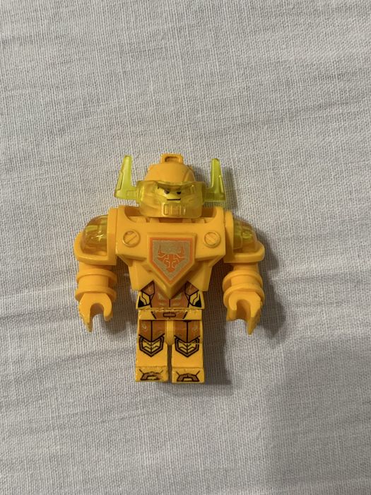 Lego Nexoknights Axl galben vine si cu o arma aceesoriu!