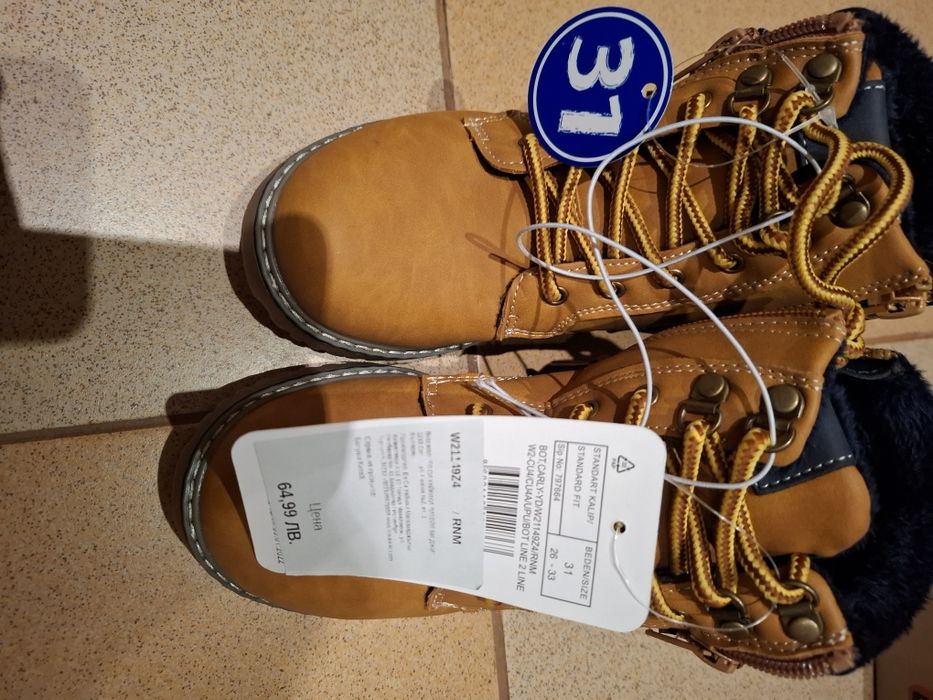 Чисто нови обувки тип боти