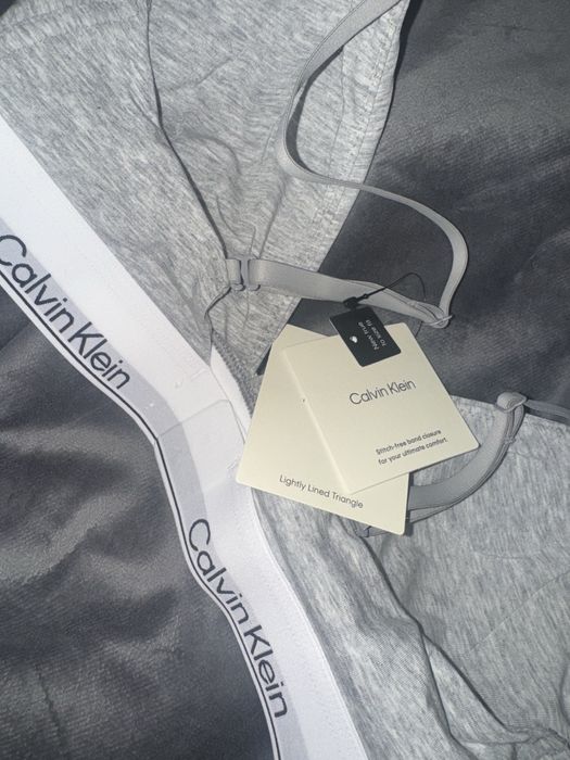 Calvin Klein сиво бюстие чисто ново в Mразмер идва с етикет неизползва
