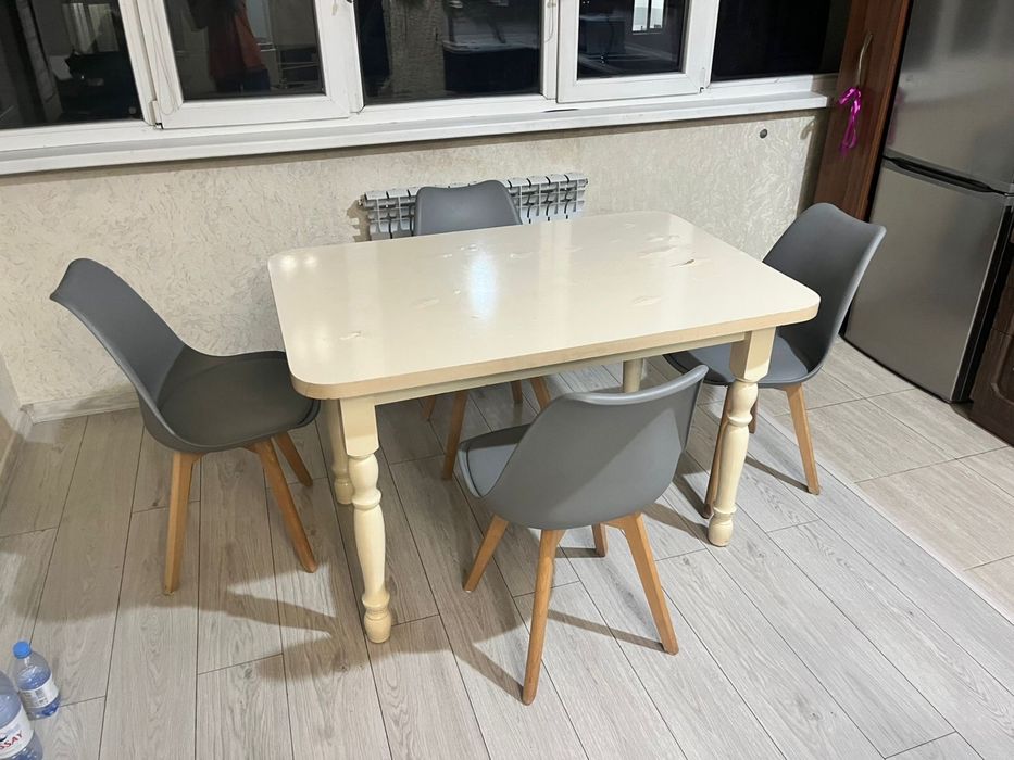 Стол с четырьмя стульями